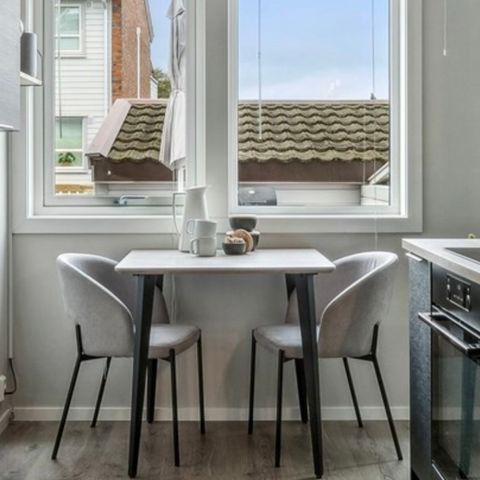 Kjøkkenbord med stoler