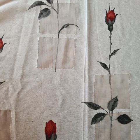 4 vakre gardiner, offwhite med røde og sorte tulipaner