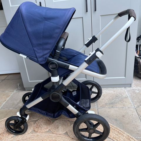 Reservert! Pent brukt Bugaboo fox 2 - Classic Navy med tilbehør