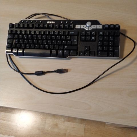 Tastatur i sort med mediataster og og USB