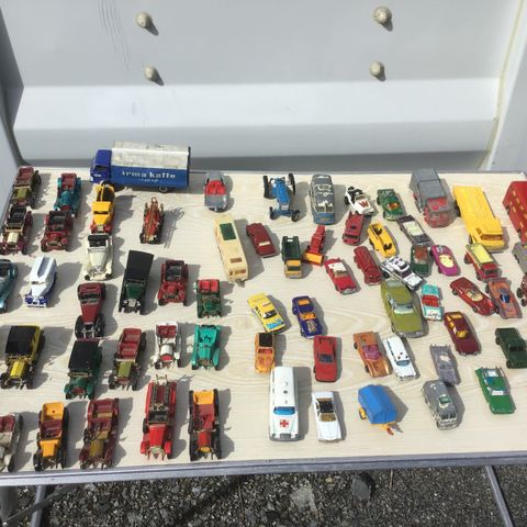 Mange gamle små godt brukte lekebiler