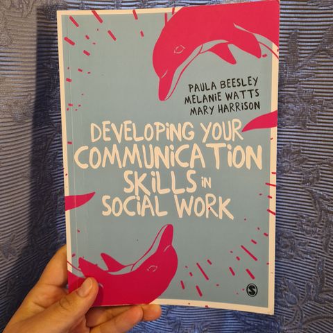 Akademisk bok. Developing your communication skills in social work.