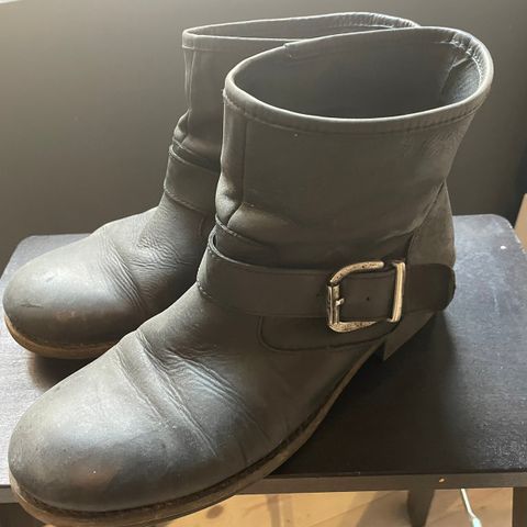 Svarte boots med spenne. Str. 39