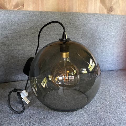 Taklampe i glass. Tilgjengelig for henting i uke 29/30