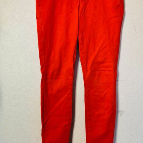 Bukse i en nydelig orange farge.