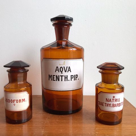 Tre stk utrolig fine antikke fasetterte apotek flasker med håndmalt etikett