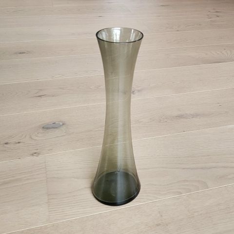 Vintage høy vase i røkgrå sotet glass, 30 cm høy - fra 1960-tallet