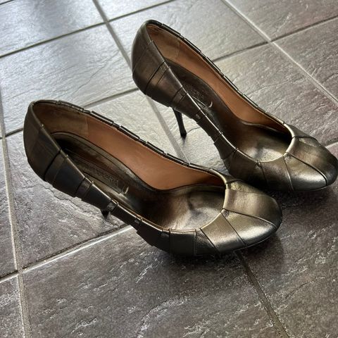 BCBGMAXAZRIA pumps i skinn i 37/37,5 i  metallisk farge