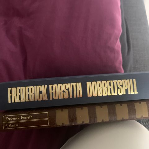 Fredrick Forsyth 2 bøker 40,- Sjakalen og Dobbeltspill