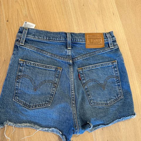 Levis ribcage shorts