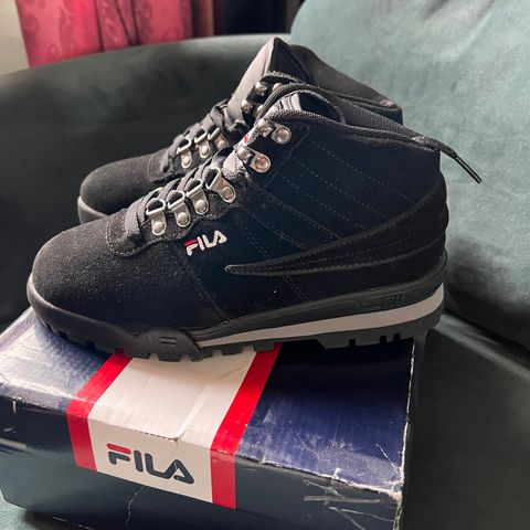 Fila joggesko selges!