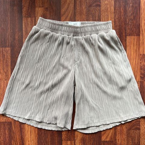 Novu collection deia pleat shorts størrelse M