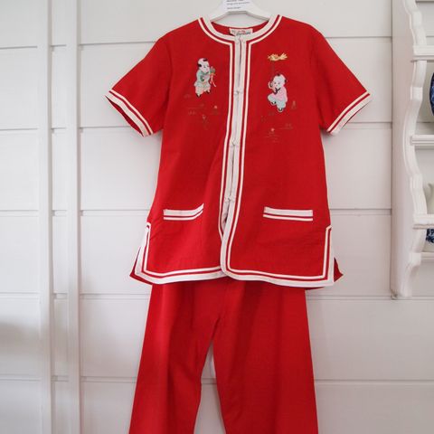 Rød pysjamas - ca. 10 år