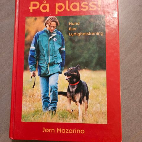 En bok om hund, eier og lydighet trening av Jørn mazarino.