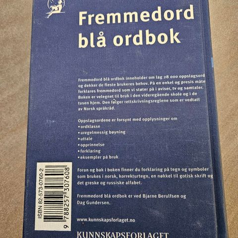 Fremmedord blå ordbok fra Kunnskapsforlaget selges rimelig.