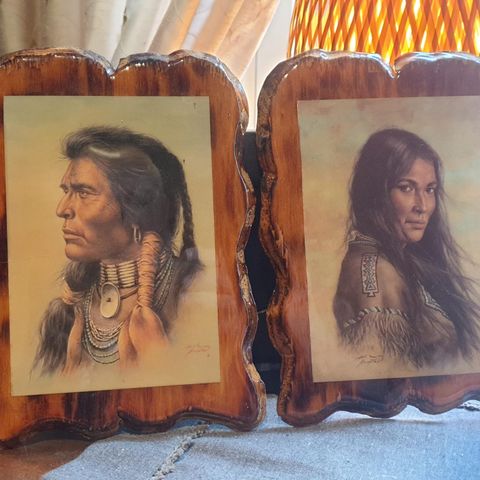 2stk Flotte Amerikanske bilder av  urbefolkning selges samlet kr 250,-