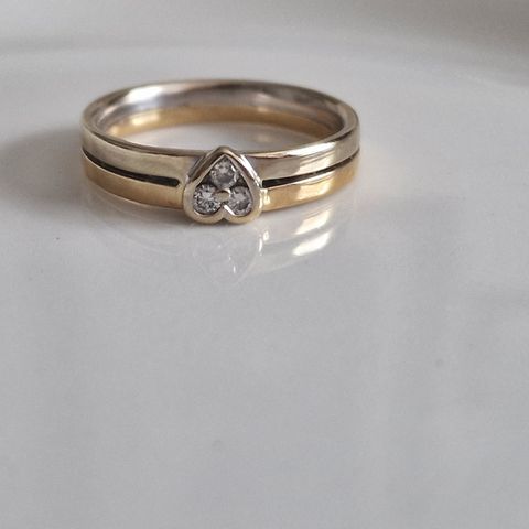 14k diamant hjerte ring i tofarget gull. Str 58. Som ny!