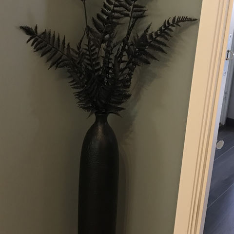 Stillig sort vase med pynt selges for 450