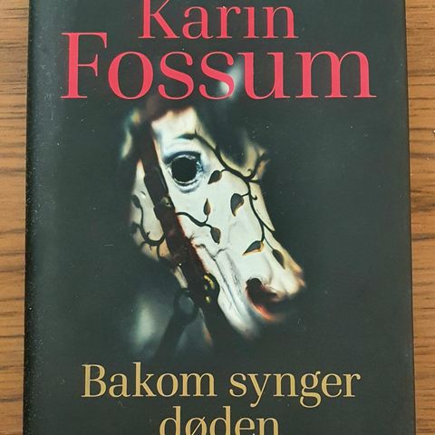 Karin Fossum - Bakom synger døden (Innbundet)