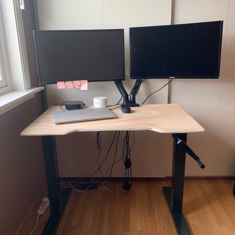 Ergonomisk hev/senk skrivebord med sveiv