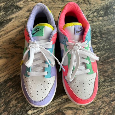 Nike dunk low easter størrelse 36,5 (brukt én gang)