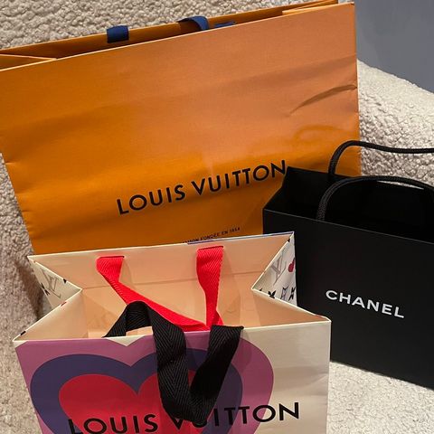 Louis Vuitton, Chanel poser