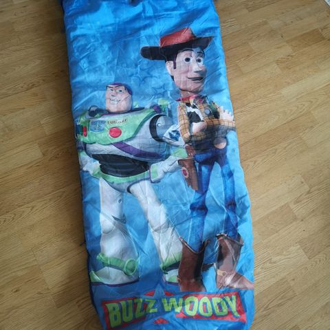 Sovepose, junior med toy story