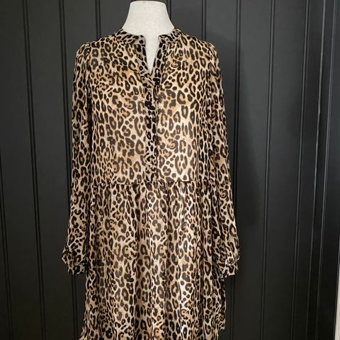 Kjole med leopard leo print str S