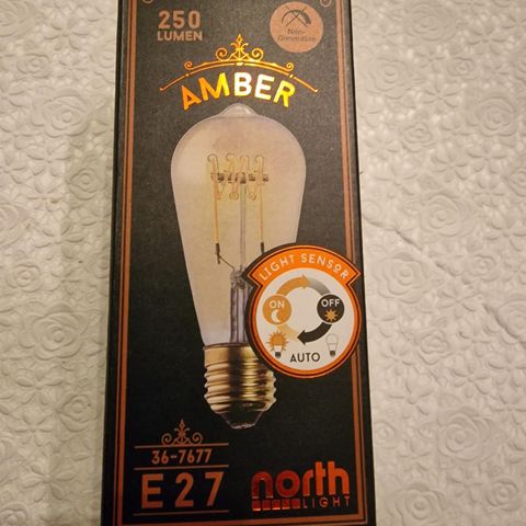 Amber Northlight retro LED-pære med skumringsrelé E27