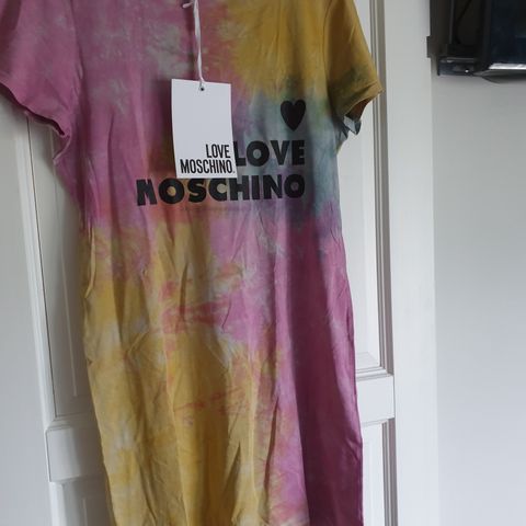 Love moschino t-skirt kjole. Ny med lapp