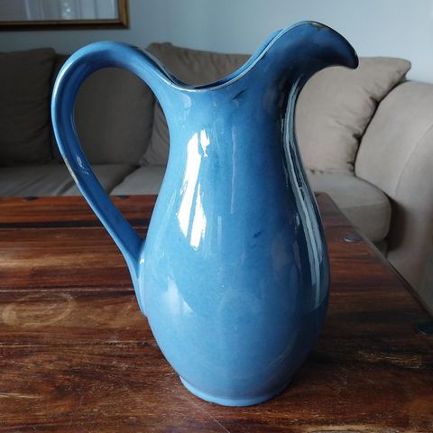 Mugge i blå keramikk