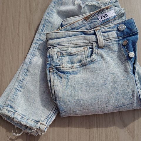 Lys, bleket jeans. Zara man. EUR str. 38, tilsvarer W 31 (se mål i annonse)