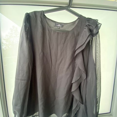 Sort bluse med ekstra detaljer str L