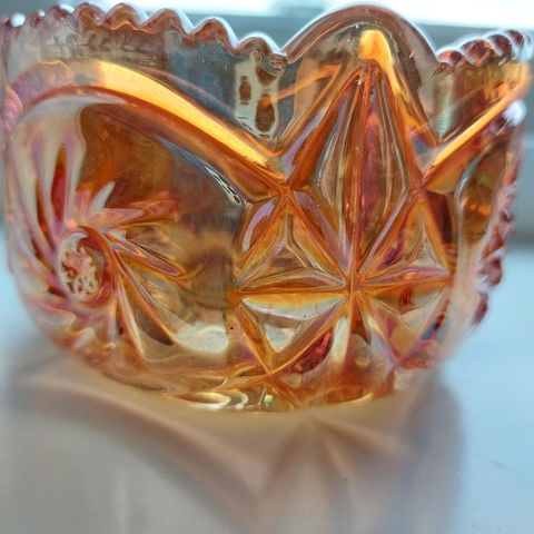 Skål i carnival glass