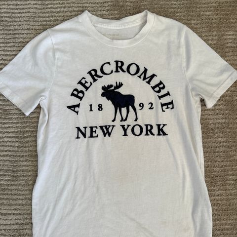 Abercrombie t-skjorte str 11-12 år. Noen små flekker(se bilde)