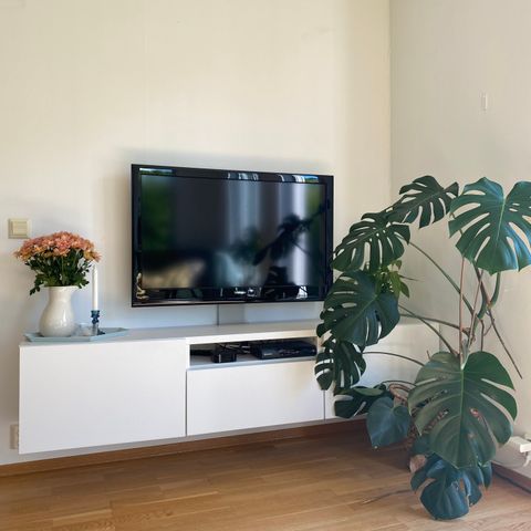 Tv-benk med oppheng fra IKEA