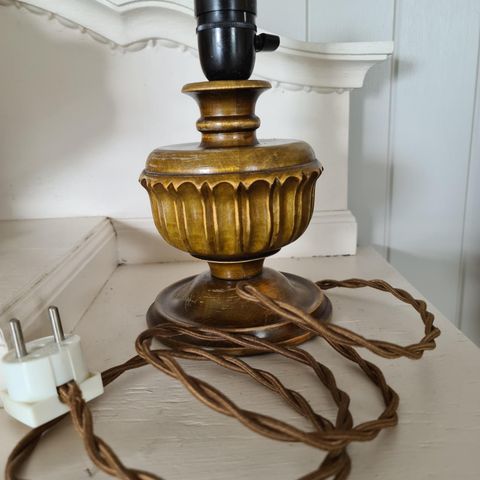 Gammel bordlampe i tre