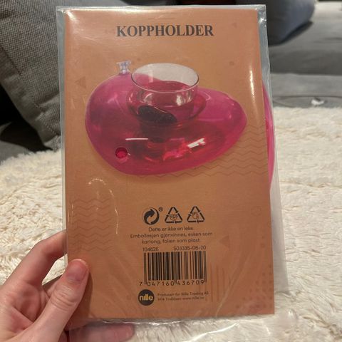 LEKER: koppholder, hjerteform med blomster