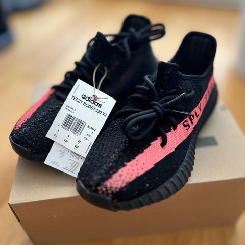 Yeezy boost 350 core black i størrelse 42