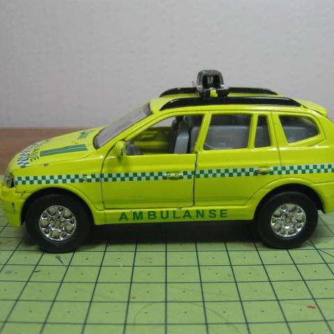 BMW X3 - Ambulanse - Metal - minus 1 baklys og blinklys foran