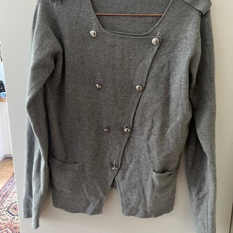 Cardigan med dobbeltspenn knapper fra Bruuns Bazaar i 100% bomull