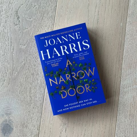 A Narrow Door - Joanne Harris bok