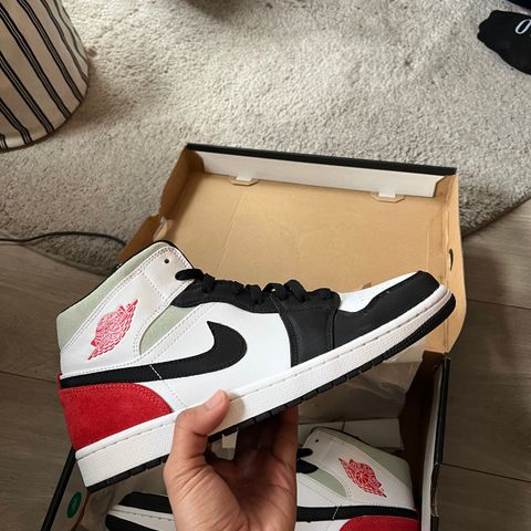 Jordan 1 mid black toe