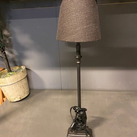 Flott bordlampe med lin skjerm