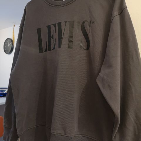 Levis genser i koksgrå str S - veldig fin