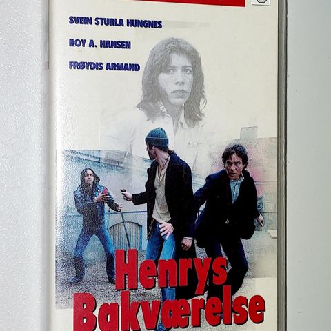 VHS SMALL BOX.NORSKE KLASSIKERE.HENRY BAKVÆRELSE 1982.UÅPNET.