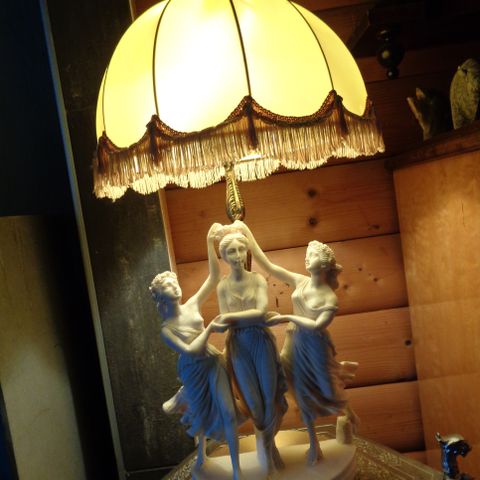 De tre graces bordlampe