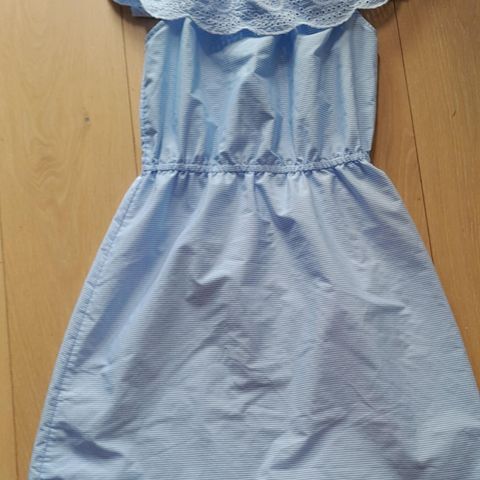 Lysblå stripet kjole str. 152