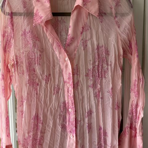 Bluse i nydelig rosafarge størrelse 42, fra «Simply Wish»