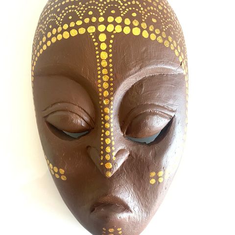 Afrikansk maske med gulldekor